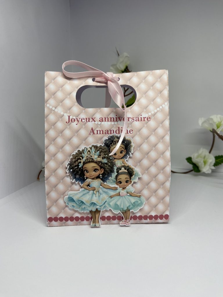Sac à garnir sur le thème princesse, avec fond rose, vu sur le côté : une touche de douceur et d'élégance pour vos cadeaux ou événements spéciaux.