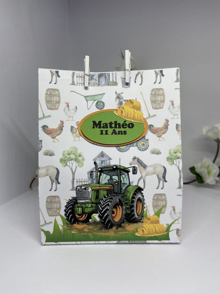 Sac à garnir personnalisé sur le thème du tracteur, parfait pour y ajouter des gourmandises et faire plaisir à tous les amateurs de tracteurs.