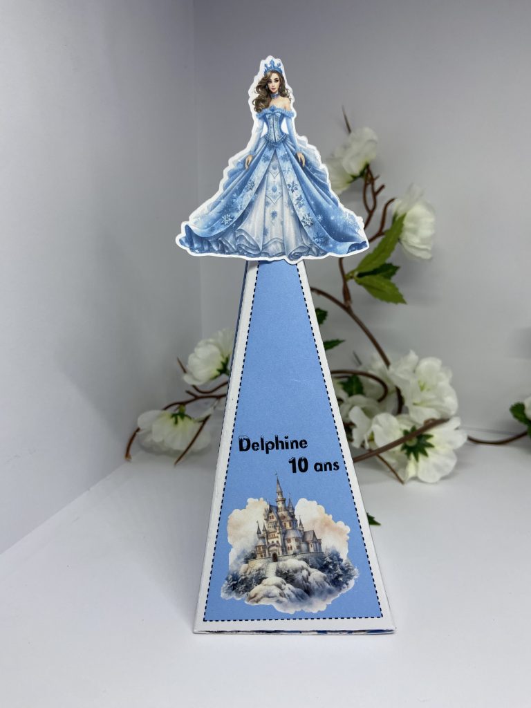 Cône personnalisé sur le thème princesse, avec fond bleu, à remplir : une touche royale pour sublimer la décoration de votre table.