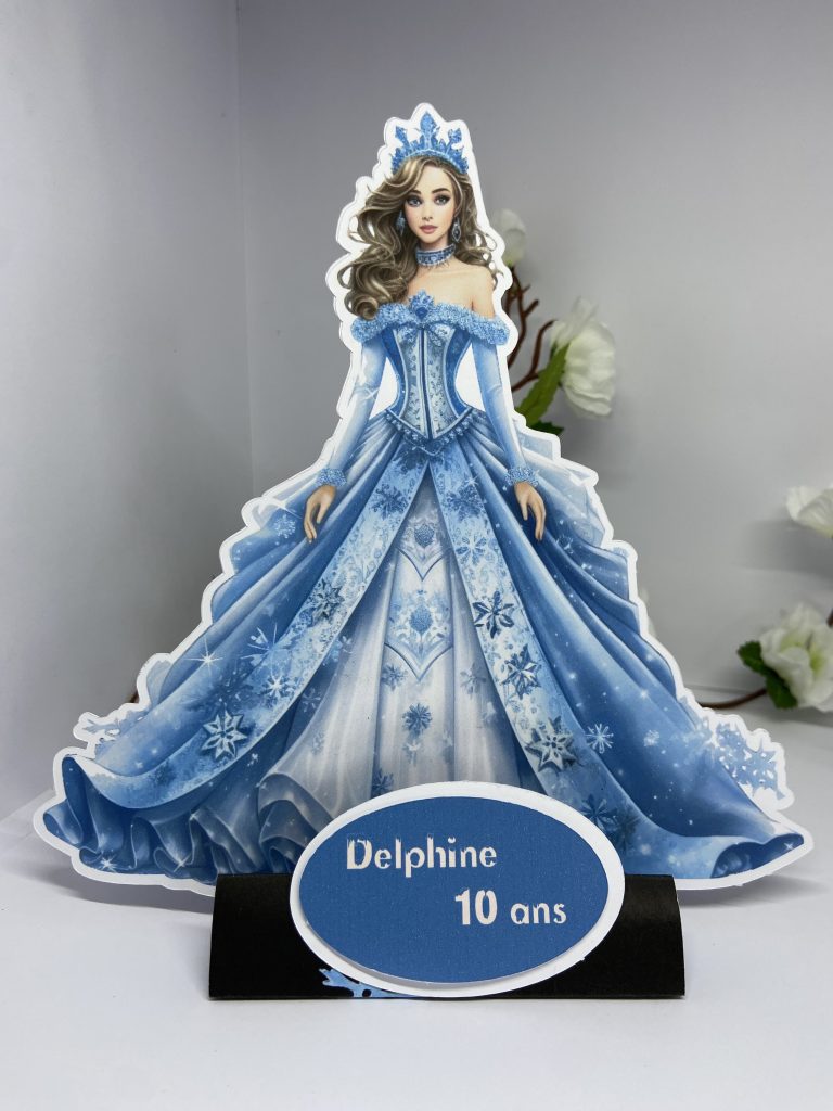 Centre de table personnalisé sur le thème princesse, monté sur un socle bleu marine : une touche élégante et royale pour embellir votre décor de table.