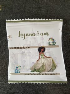 Petite boîte personnalisée, qui sera assorti au thème de votre choix. Vous pouvez changer la composition de la boite a prendre contacte avec moi. Idéal pour offrir elle contient: 2 Smarties 1 sachet d'Haribo 3 bonbons 8 feuilles de coloriage selon le thème une boite de crayons de couleurs